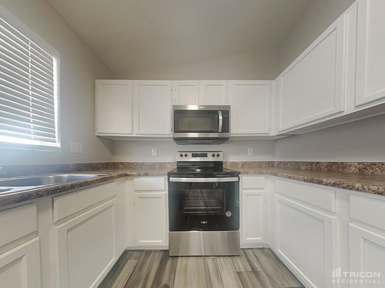 Building Photo - 4432 N 86th Dr