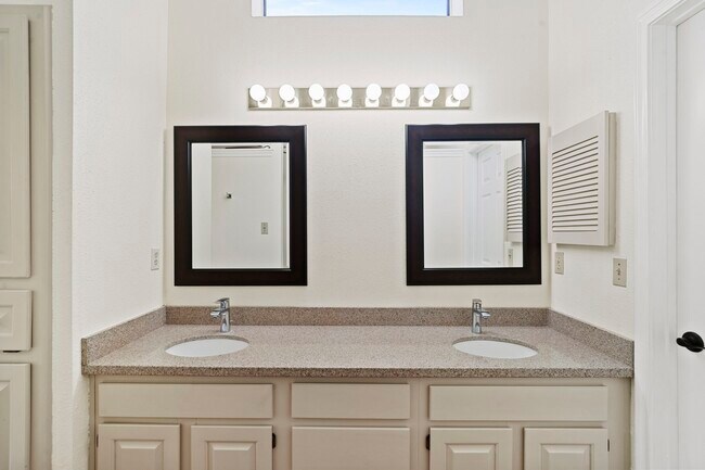 Building Photo - 2710 Pineleaf Dr