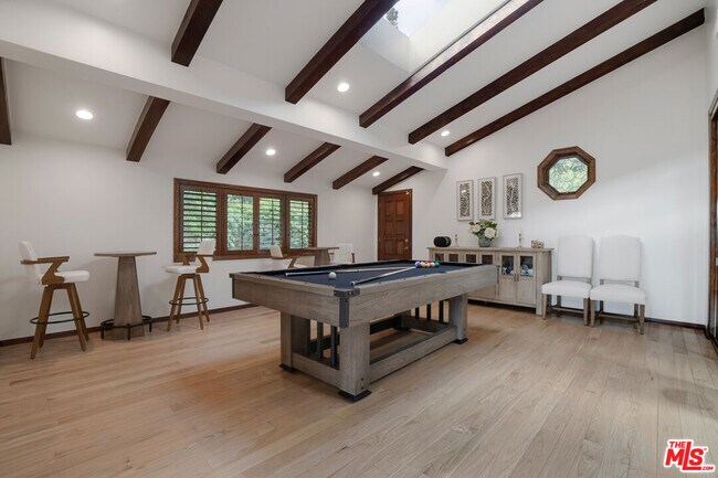 Building Photo - 10160 Cielo Dr