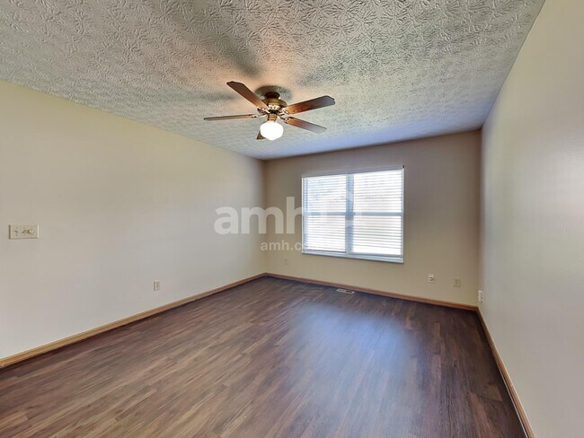 Building Photo - 1960 Queens Meadow Ln