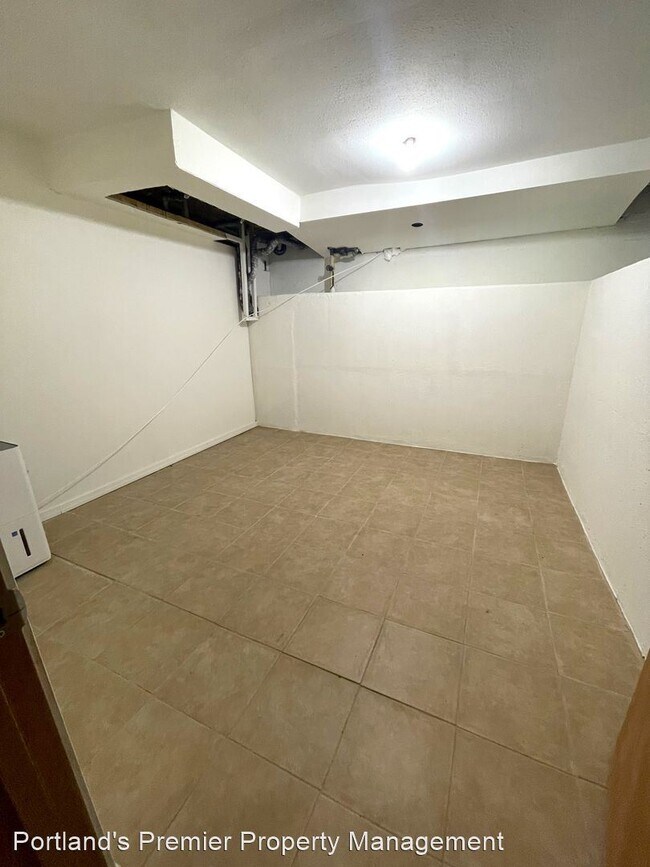 Building Photo - 4 br, 1 bath House - 9312 E Burnside Street