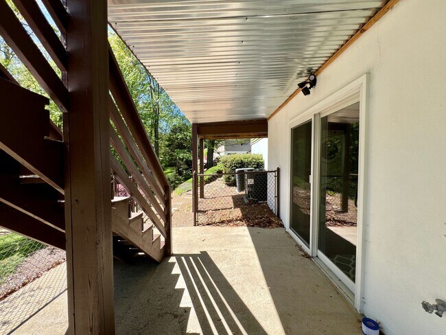 Building Photo - Beautifully Updated Home!  Fenced Yard!