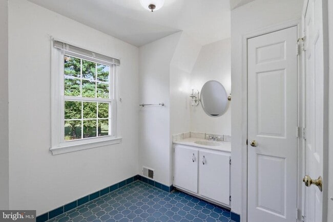 Building Photo - 39088 Bolington Rd