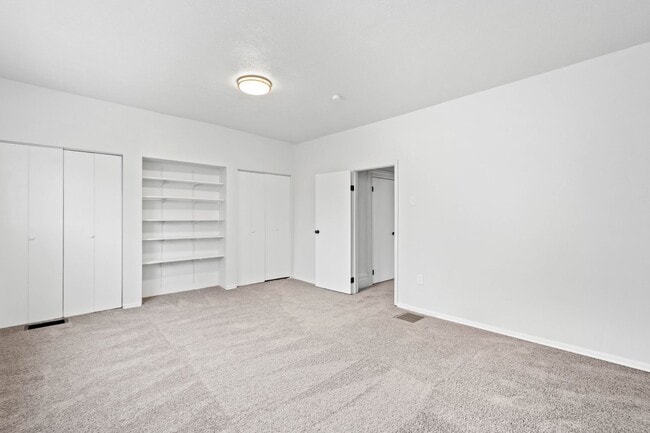 Building Photo - Stunning 4 bedroom in McKees Rocks availab...