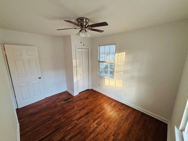 Building Photo - 1312 E 60th St