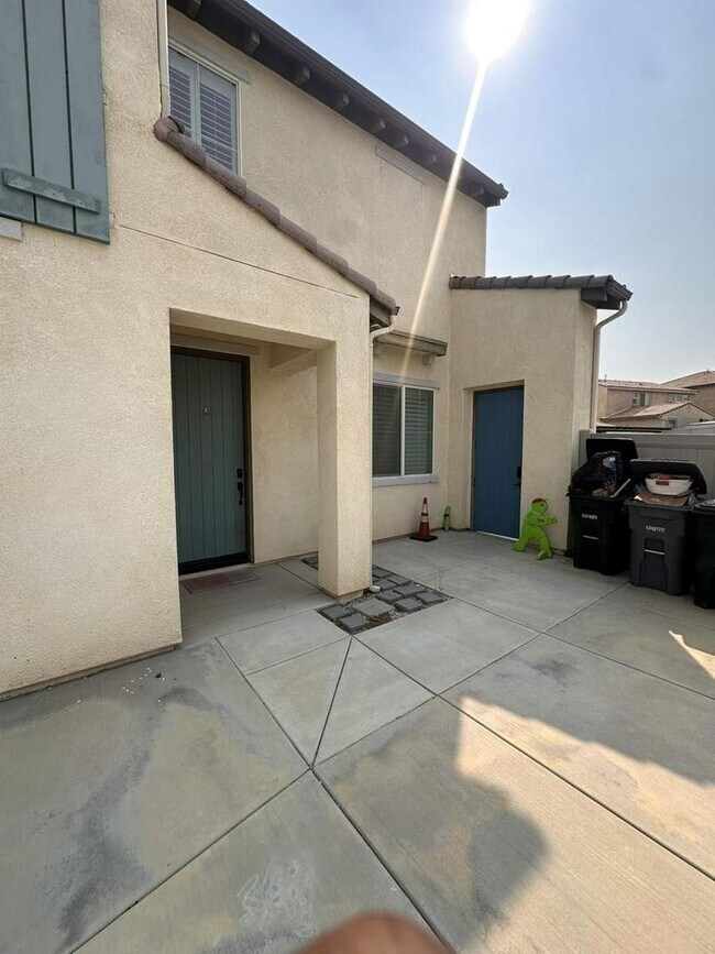 Building Photo - Stylish 4BR/3BA Home in Rosetta Canyon wit...