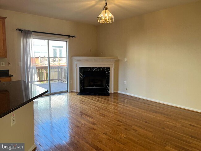 Building Photo - 8818 Royal Doulton Ln