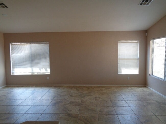 Building Photo - Beautiful 3 bedroom home in lovely neighbo...