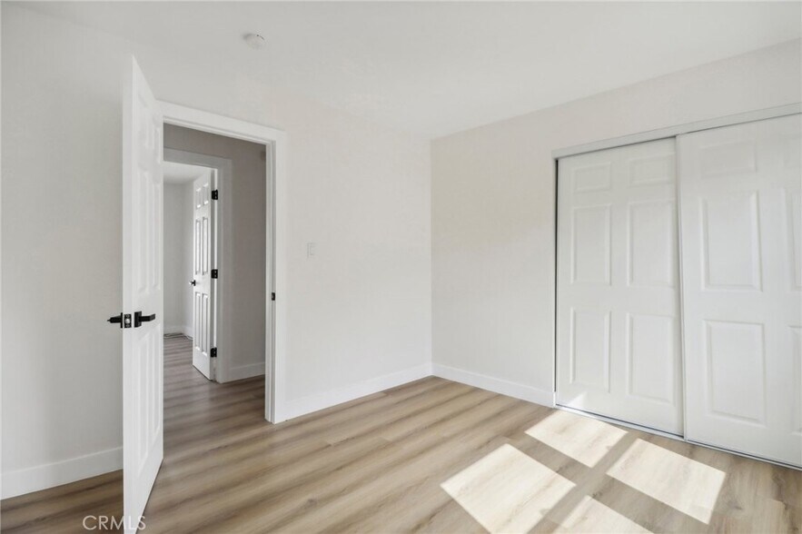 Building Photo - 1226 W Vernon Ave