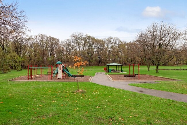 Building Photo - Spacious 2 Bedroom Garden