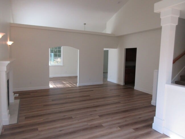 Building Photo - Large 4 Bedroom Home in West Salem
