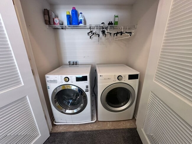 Building Photo - ***TWO WEEKS FREE*** Stylish 3BR Townhome with Garage & Walk-In Closet