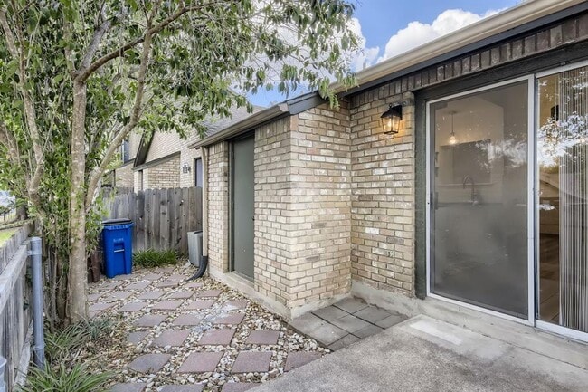 Building Photo - 1015 E Yager Ln