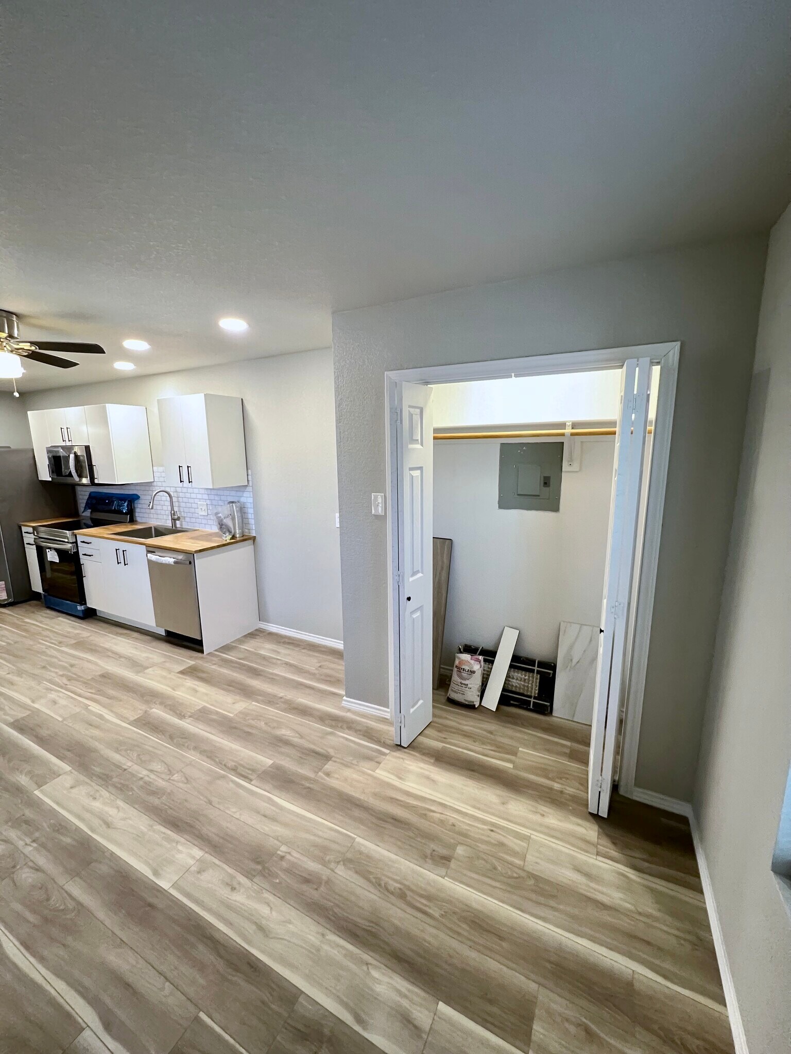 Building Photo - 3801 Meadowbrook Dr