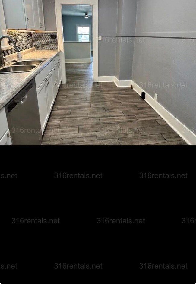Building Photo - $1,249 - 3 bedroom / 1 bathroom - Single Family Home