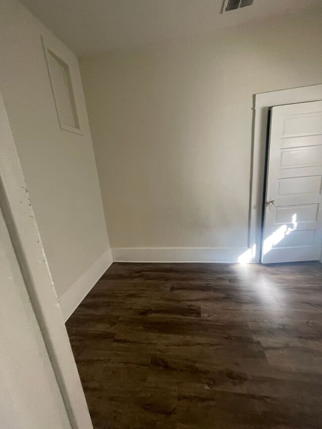 Building Photo - 728 W 3rd St