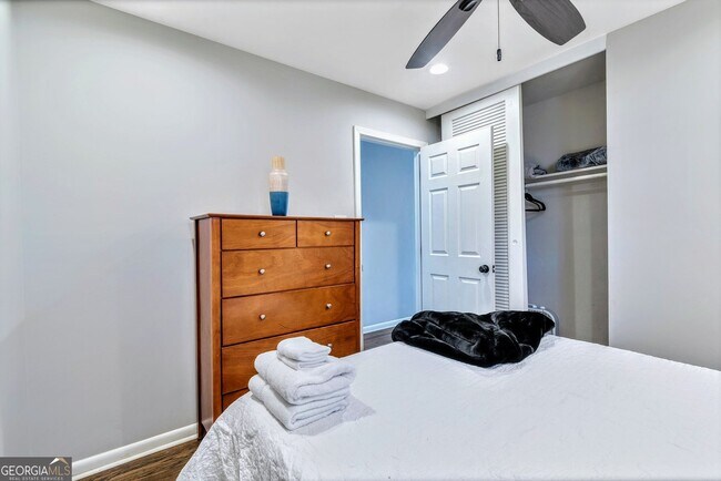 Building Photo - 2480 Powers Ferry Dr SE