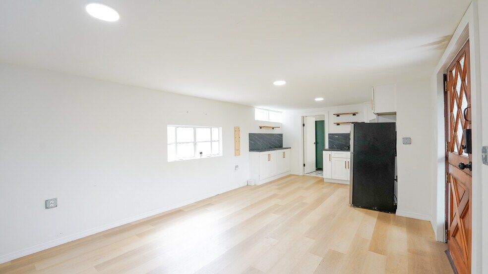 Building Photo - 310 W Idlewild Ave