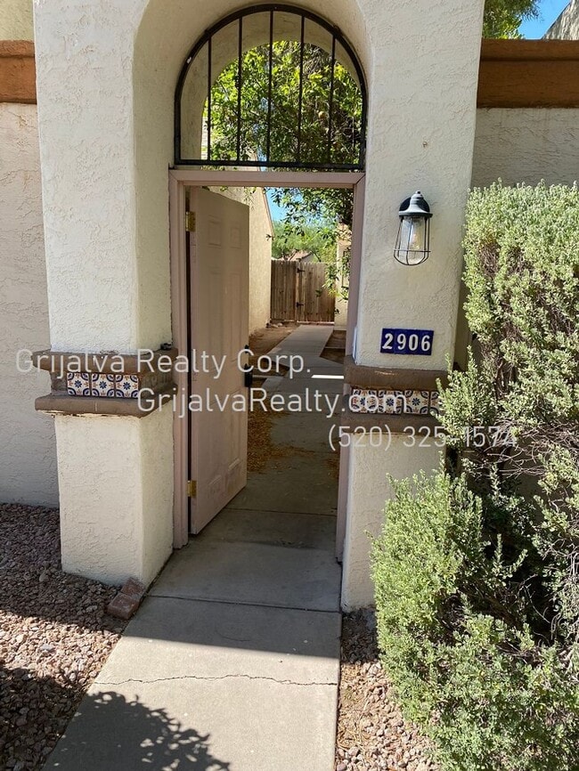 Building Photo - 3 Bedroom, 2 Bath Townhouse For Rent  (Los...