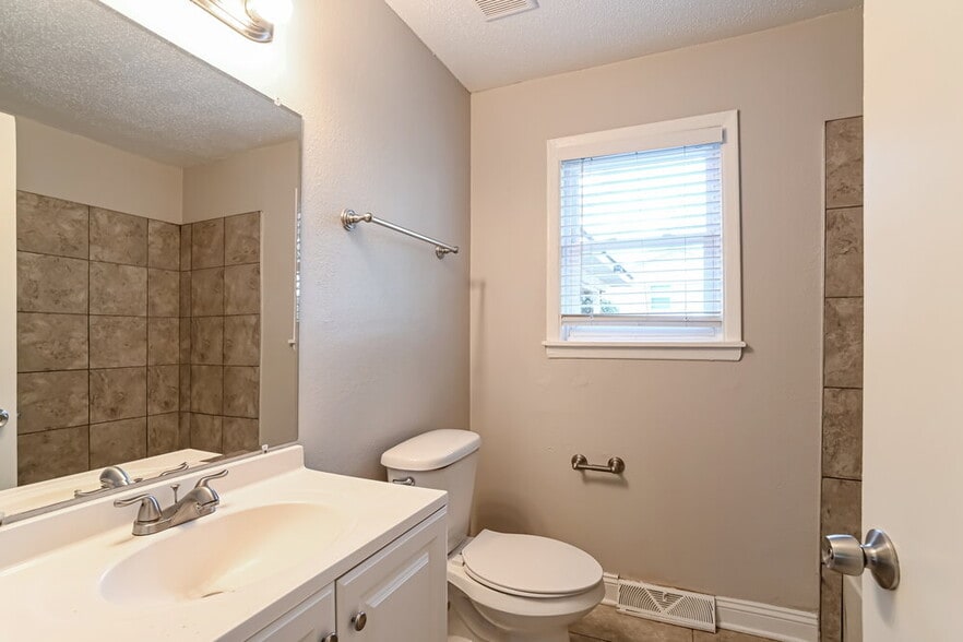 Building Photo - 1618 Longleaf Dr