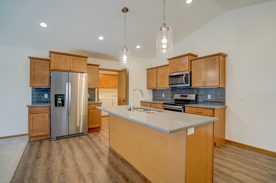 Primary Photo - 400 Odyssey Ct