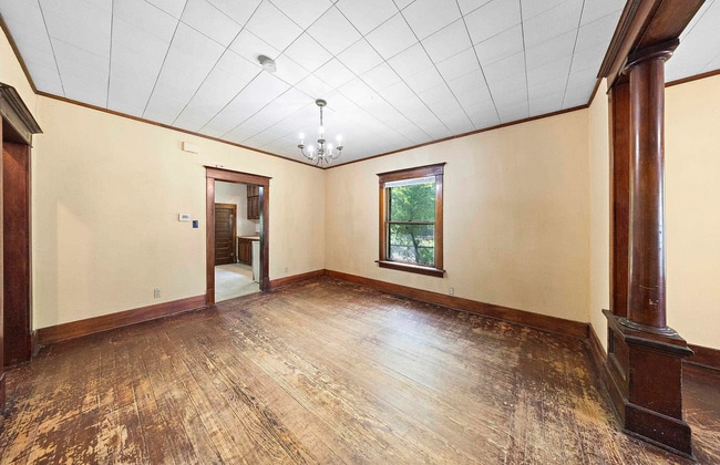 Building Photo - 537 E Ave B