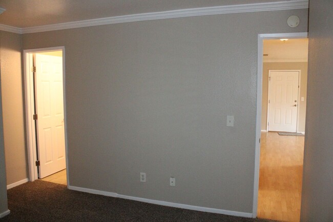 Building Photo - Updated, Upstairs 2 Bedroom, 2 Bathroom Co...