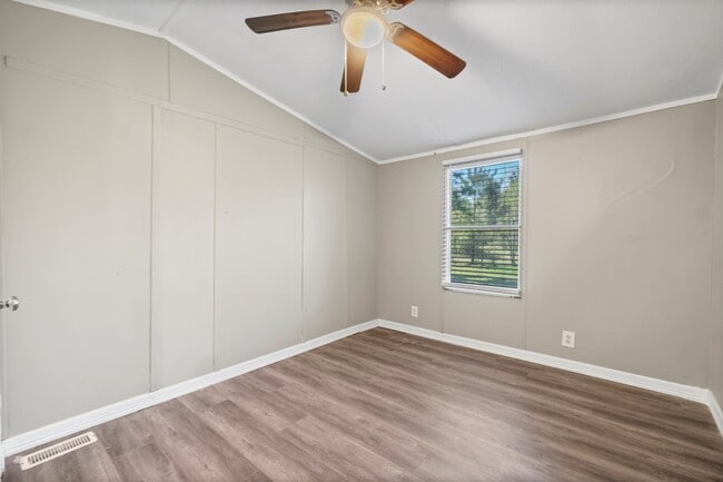 Building Photo - 350 Briar Dr