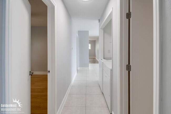 Building Photo - Scenic 4Bdm 2Ba Oasis with Panoramic Views...