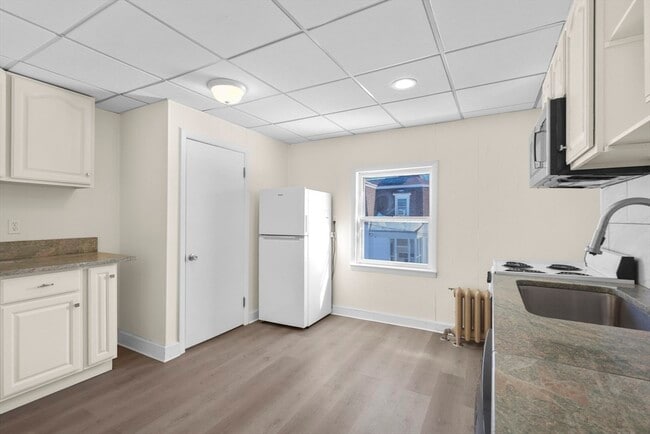 Building Photo - 119 Bank St