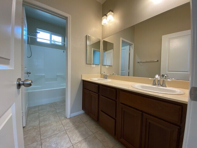 Building Photo - Beautiful 5 Bedroom/3 Bath Oceanside Home in Dixie Village