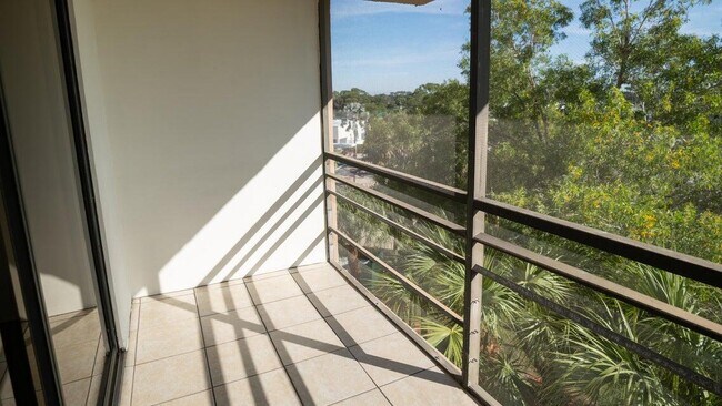 Building Photo - 4640 Lucerne Lakes Blvd W