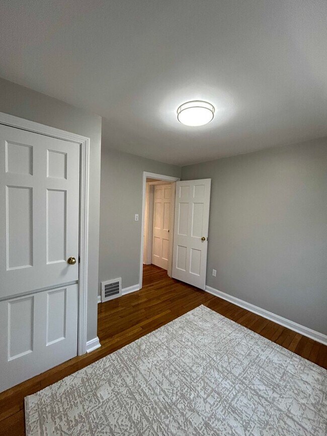 Building Photo - Spacious Colonial For Rent in Lyndhurst