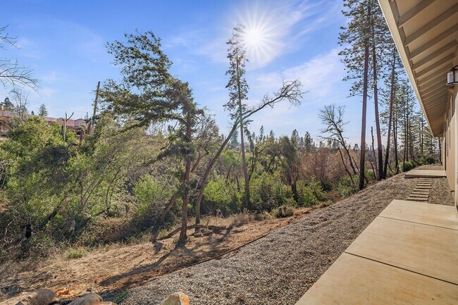 Building Photo - Beautiful 3 bedroom, 2 bath home in Paradise! Open Floor Plan with Attached Garage!