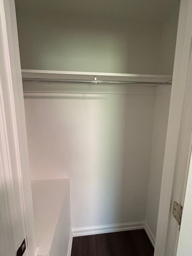 Building Photo - Freshly Renovated Cottage!
