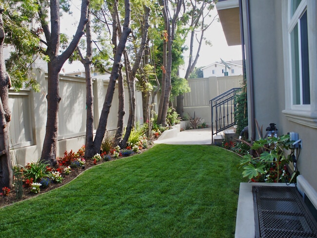 Building Photo - Spacious 3,224 Square Foot Townhouse!