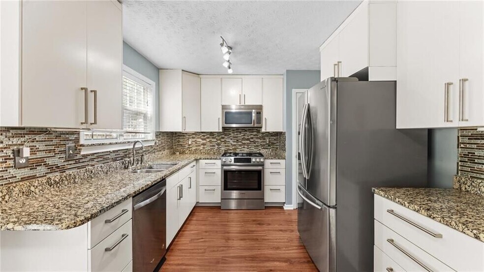 Building Photo - 450 Manor Glen Dr