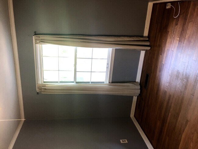 Building Photo - Branch