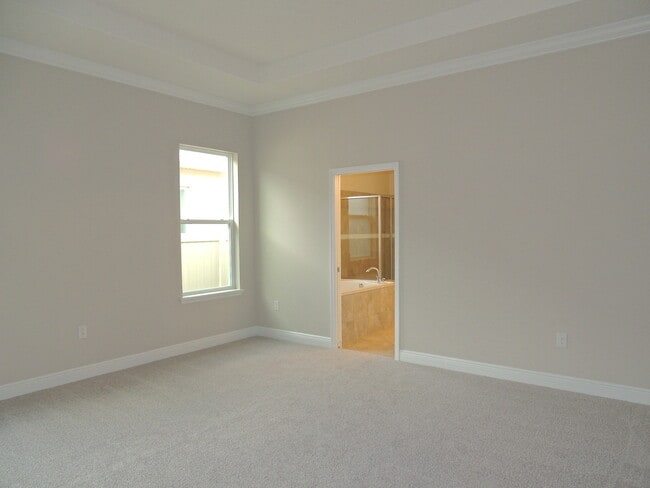 Building Photo - Move in ready! Newer home in great location.