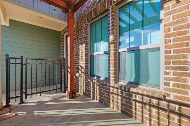 Building Photo - 1332 Square foot townhome in a beautiful community in Argyle, TX ready for lease.