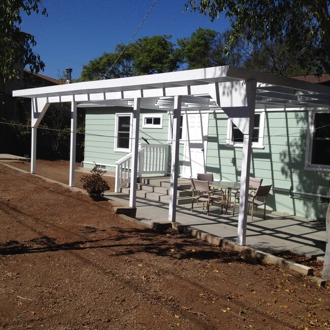 Building Photo - Beautiful 2bd/1ba Upstairs Duplex with a H...