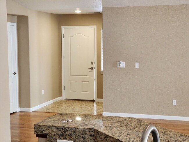 Building Photo - 4 Bedroom Home with 3 Car Garage in Dayton-Riverpark