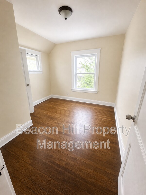 Building Photo - 9814 Dunlap Ave