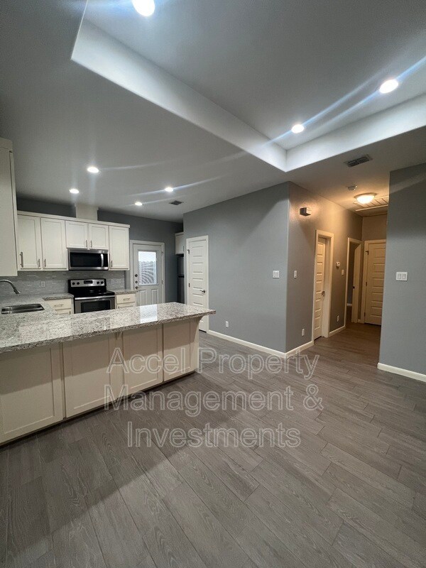 Building Photo - 413 Downing Ave