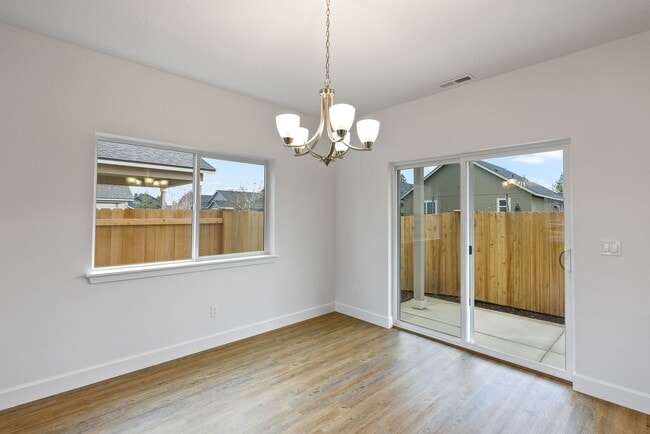 Building Photo - 4 bedroom home in desirable neighborhood