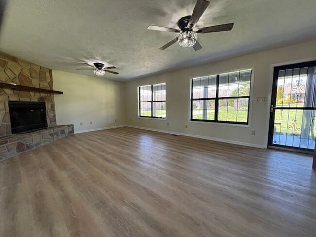 Building Photo - Move In Ready!!