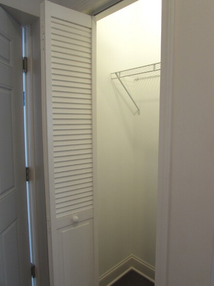 Building Photo - 8246 S Racine Ave