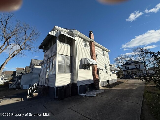 Building Photo - 301 Monument Ave