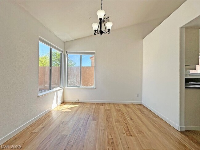 Building Photo - 2746 Sandalwood Ave