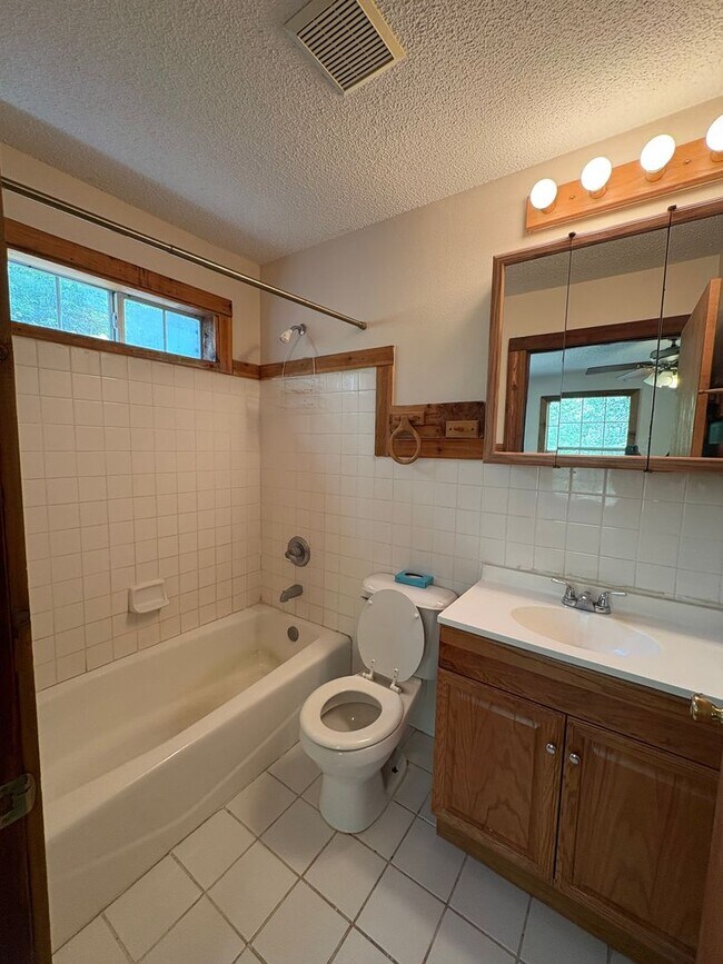 Building Photo - Cozy 2 Bedroom Retreat Available SOON!